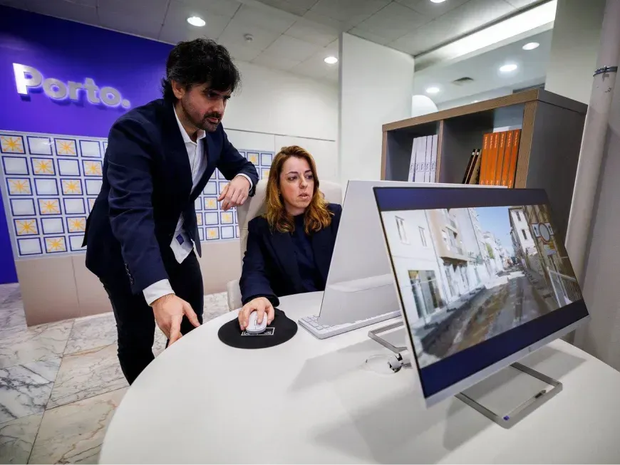 Na imagem vê-se duas pessoas num ambiente de escritório moderno