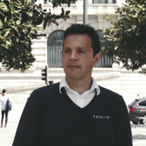 A imagem mostra um homem adulto em ambiente urbano, ao ar livre 